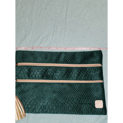 NWT Peachy Keen The Versi Bag Emerald Green Snakeskin Textured Clutch Wristlet