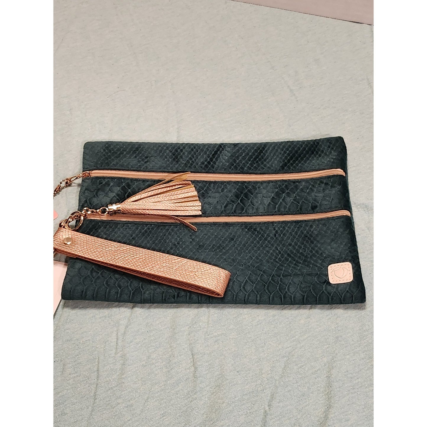 NWT Peachy Keen The Versi Bag Emerald Green Snakeskin Textured Clutch Wristlet