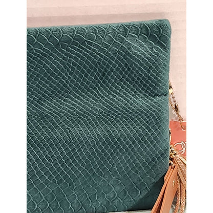 NWT Peachy Keen The Versi Bag Emerald Green Snakeskin Textured Clutch Wristlet
